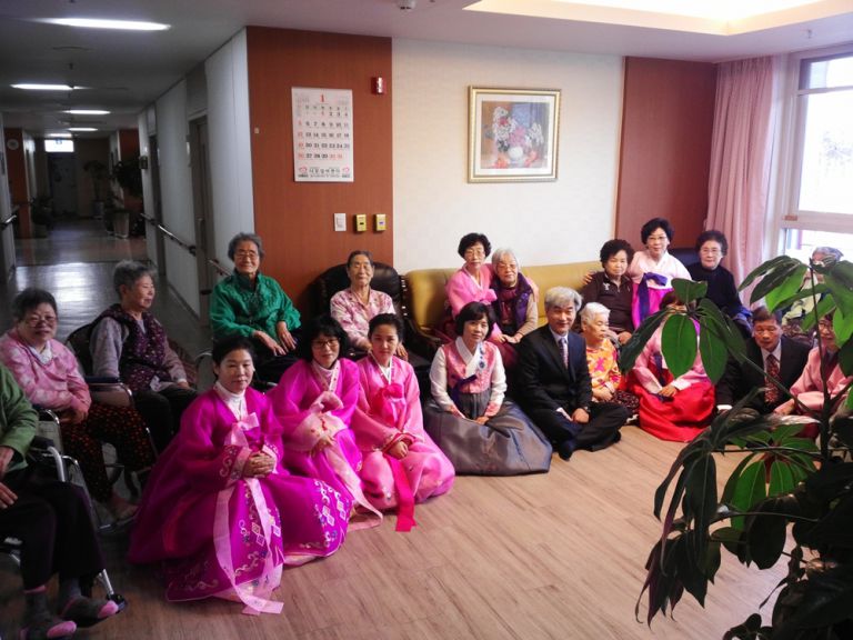 1층어르신 단체 사진