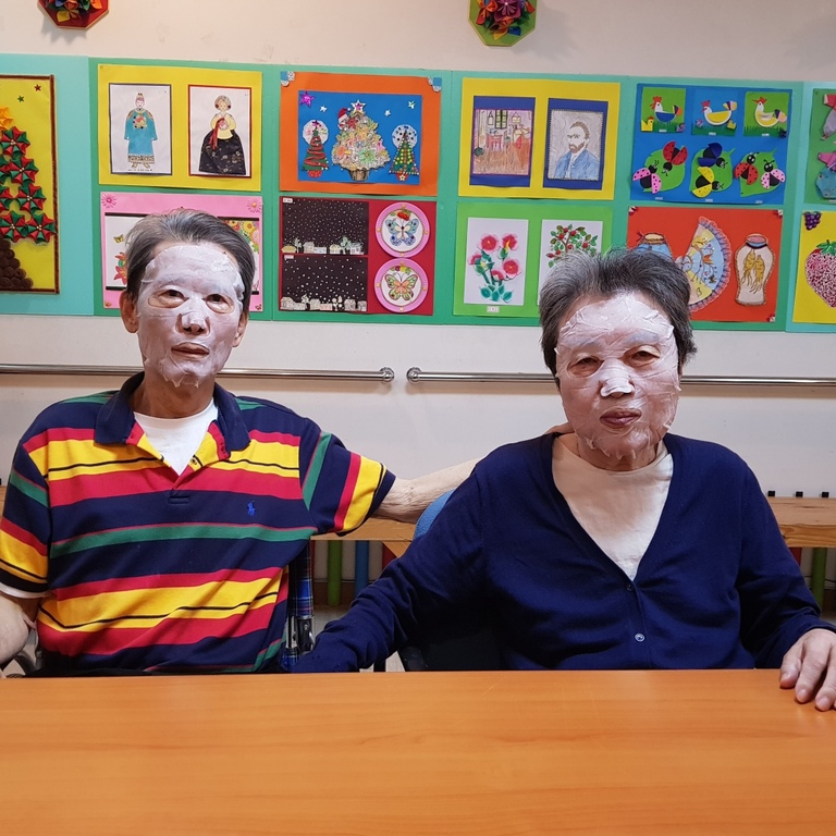 마스크팩으로  촉촉한 피부 만들어요