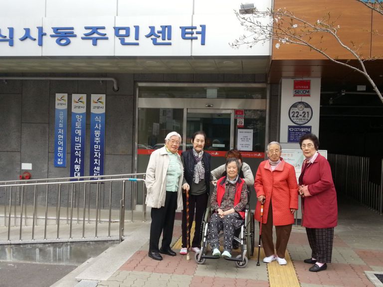 어르신들과 함께 투표장에 다녀 왔습니다. (2016년 국회의원선거)