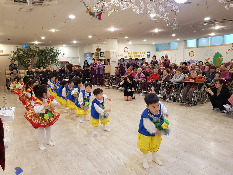 수정유치원 공연