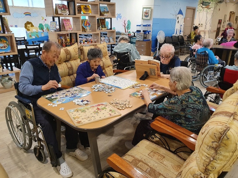 퍼즐맞추기와 한자쓰기 수업