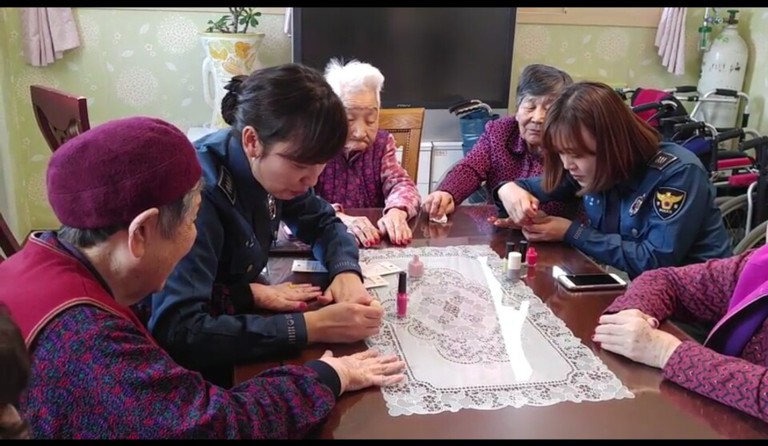 일산동부경찰서 여경들의 매니큐어봉사