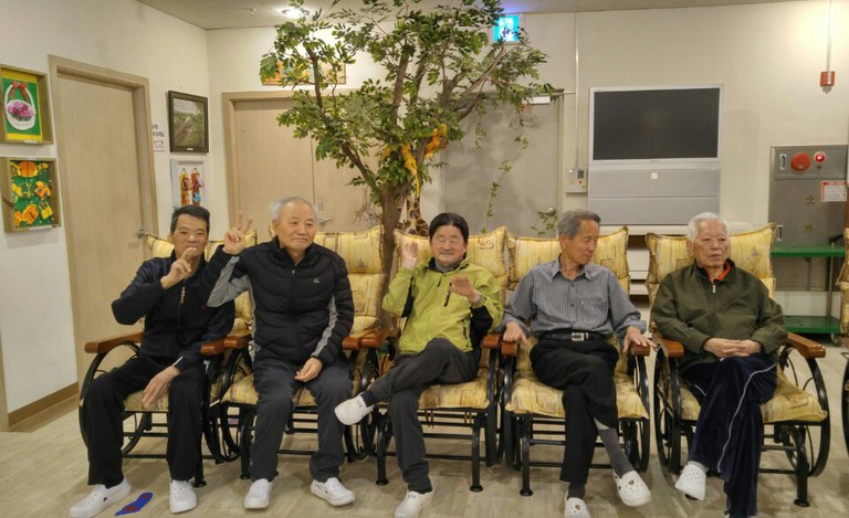 어르신들의 우정 나누기